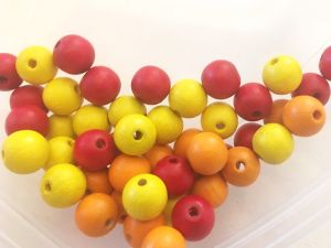 Tsekkiläinen puuhelmi keltainen, oranssi ja punainen sekoitus 10 mm (50kpl)