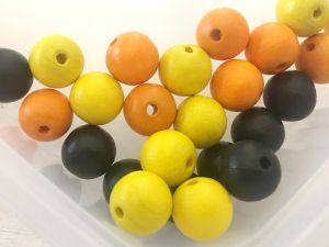Tsekkiläinen puuhelmi musta, keltainen ja oranssi sekoitus 12mm (25kpl)