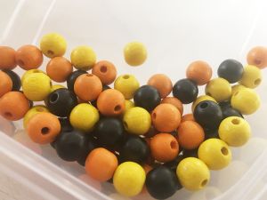 Tsekkiläinen puuhelmi musta, keltainen ja oranssi sekoitus 8mm (75kpl)
