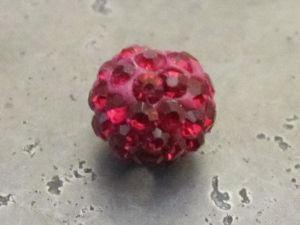 Pavé-helmi tummanpunainen (8mm)