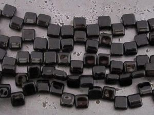 Tsekkiläinen lasihelmi kantikas 2-reikäinen musta (20kpl)