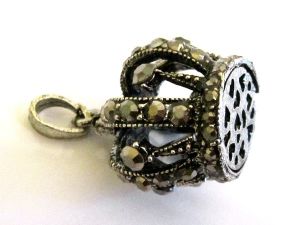 Pendant old style crown with rhinestones