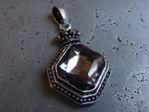 Pendant with crown and smokey diamante (1pc)