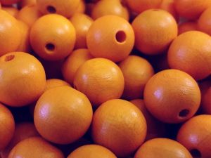 Tsekkiläinen puuhelmi 12mm oranssi (25kpl)
