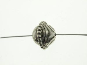 Metallijäljitelmähelmi pyöreä raita palloreuna CCB3663 (4kpl)