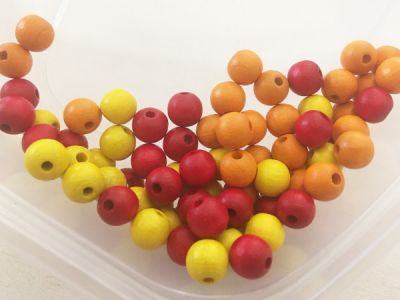 Tsekkiläinen puuhelmi oranssi, keltainen ja punainen sekoitus 8mm (75kpl)