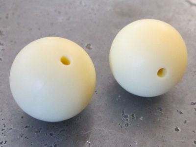 Silicone bead 15mm pale yellow