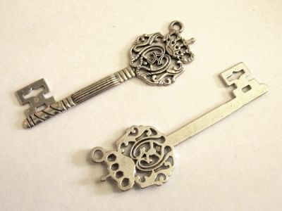 Pendant big key with crown