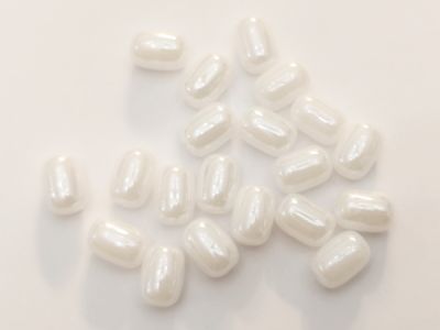 Lasihelmi pieni pyöreähkö putkimainen helmiäisvalkoinen 6x9mm (20kpl)