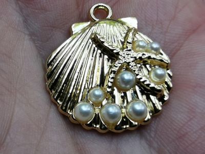 Riipus kampasimpukka meritähdellä ja helmillä 1kpl